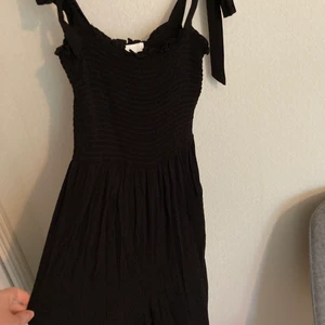 Svart byxdress - Svart byxdress från h&m strl 36 med smock upptill. 100% viskos. Oanvänd, bara tagit bort lapparna. Priset är inkl spårbar frakt! 💫🌙🌜