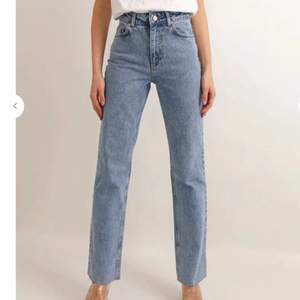 Verkligen jättefina jeans ifrån chiqulle!! Köpte för några månader men har endast använts 2-3 gånger. Har klippt upp dem lite så nu passar dem inte längre min längd utan 160-165❣️❣️ Säljer ett par likadana i annan färg som inte är uppklippta. Köpta för 500kr💝💝💝💝