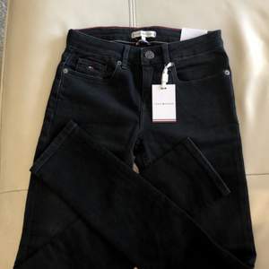 Ett par oanvända svarta jeans ifrån Tommy Hilfiger. Passformen för dessa jeans är skinny. 