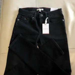 Ett par oanvända svarta jeans ifrån Tommy Hilfiger. Passformen för dessa jeans är skinny. 