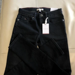 Jeans - Ett par oanvända svarta jeans ifrån Tommy Hilfiger. Passformen för dessa jeans är skinny. 