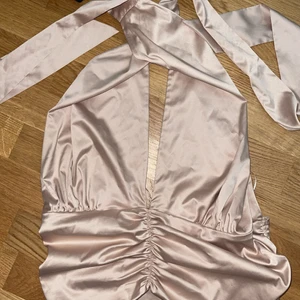 Silkes topp - ⚠️massförsäljning pga flytt⚠️ super fin top med öppen rygg som är kroppar. Inga bud