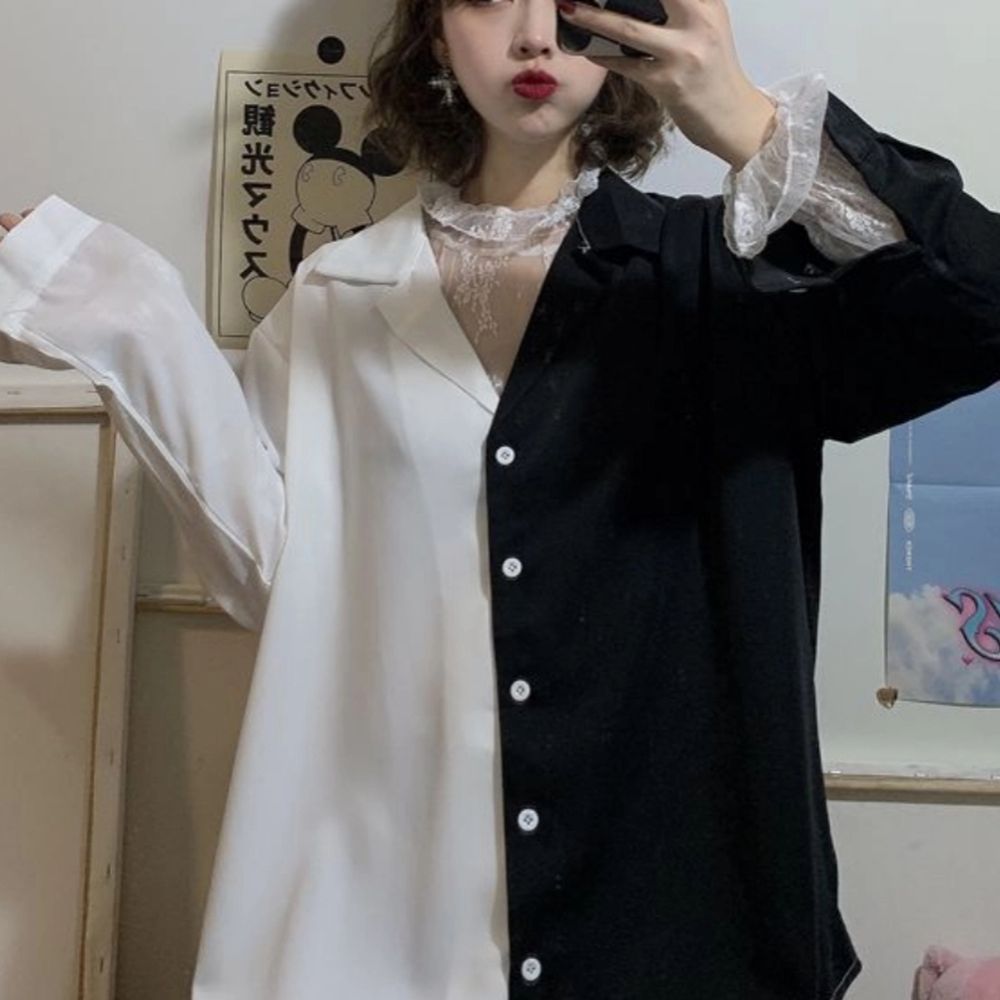 (Lånade bilder) Säljer denna svart och vitt tröjan utan den vita underdelen. Kondition: jättebra, som ny har bara använt 2 gånger. Storlek: L/XL så det sitter lite baggy. Bud start från 150 + frakt. Ignorera hashtagen. Blusar.