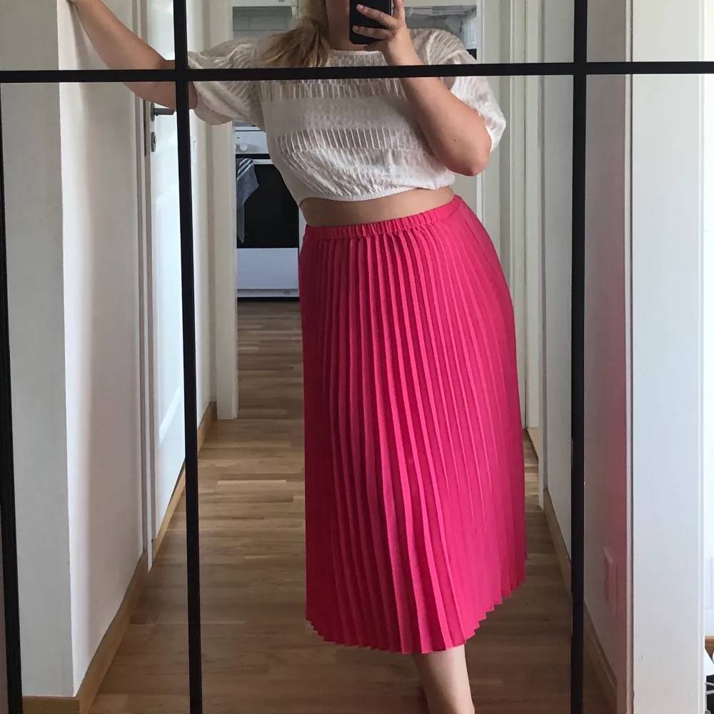 Säljer denna rosa plisserade kjol från Ginatricot i storlek 36, aldrig använd. Köparen står för frakt . Kjolar.