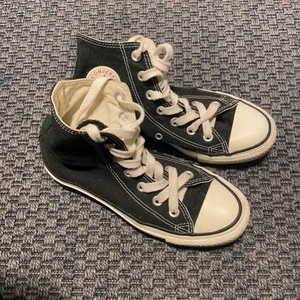 Snygga converse - Svarta converse, använda men i fint skick. Se bild 2 för en slitning, frakt betalar köpare. Passar 37 också🌸