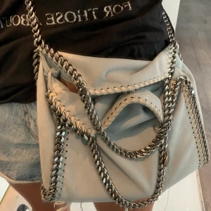 Ljusblå stella mccartney väska - Säljer denna limited edition fallabella väska från märket stella mccartney✨ köpt för 9000kr på stella mccartneys hemsida vintern 2020, väskan är en del av vårkollektionen 2020 och säljs inte längre! Väskan är i bra skick kontakta för fler bilder❤️ kan mötas i stockholm annars tillkommer frektkostnad som köparen står för💕 dustbag tillkommer! Kan eventuellt gå ner i pris vid snabb affär💕