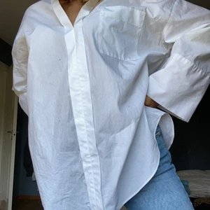 Skjorta - En vit overzised skjorta💓(köparen står för frakten)