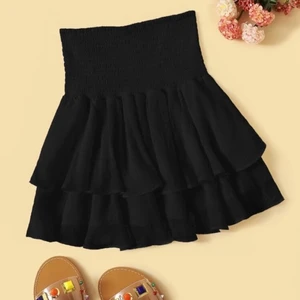 SHEIN kjol  - Säljer denna super fina sommarkjolen från SHEIN,säljer pågrund  av att jag har massa andra kjolar.Storleken är i xs men skulle passa som s också. Kjolen är endast andvänd fåtal gånger 