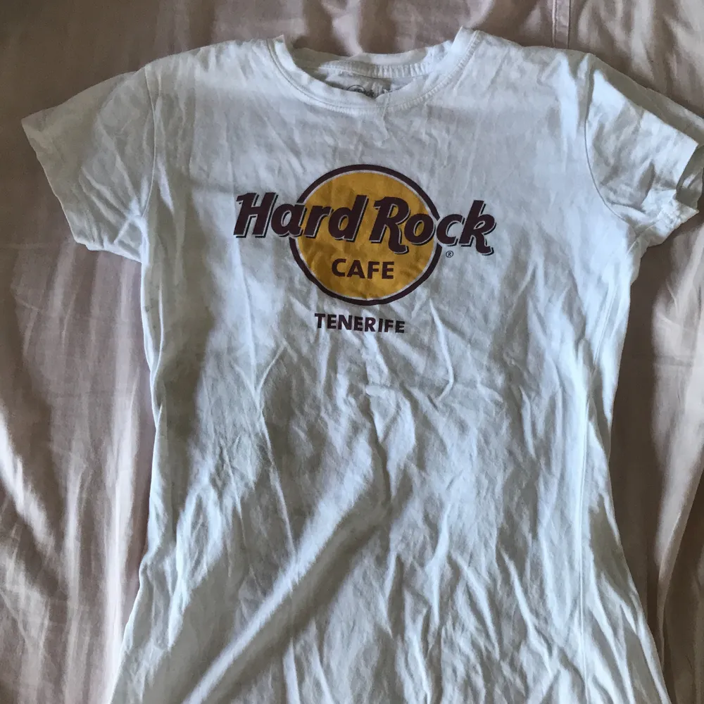 Hard rock café tröja köpt på Teneriffa! Så gott som oanvänd och väldigt skönt material!❤️ frakt tillkommer!. T-shirts.