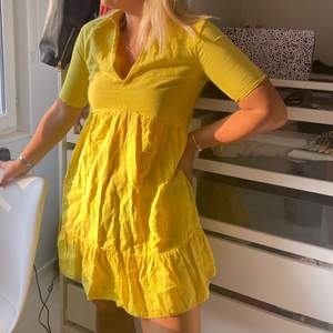 Säljer denna fina gula klänning från Zara! Passar storlek XS/S. 100 kr💗
