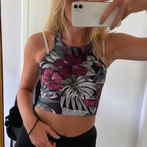 Stronger träningstopp  - Träningstopp/sport-bh från stronger! Knappt använd och i bra skick! Frakt tillkommer. Nypris ca 400 kr