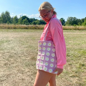 Virkad väska  - Säljer denna fina virkade väska som jag själv har virkat! Vid intresse eller frågor skicka gärna DM så svarar jag så snabbt jag kan!🥰