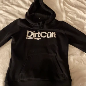 Dirtcult hoodie - Storlek M, använd cirka 2 gånger, inga skador på tryck