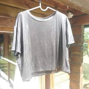 Fest t shirt - Glittrig superfin superlen silvrig t-shirt så fin och enkelt festplagg !