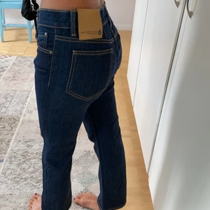 Straight leg jeans  - Detta är ett par Acne action jeans som är köpta secondhand, men dom är i ett ytterst bra skick! Dom är sen tidigare insydda i midjan och då de passar mej bra så skulle jag säga att de är storlek 24. Jag är för övrigt 163cm lång. Hör av dej vid behov av mer bilder eller mått😊