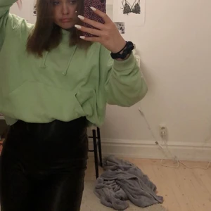 grön weekday hoddie - lime/neon grön hoddie från weekday i bra skick💗💗