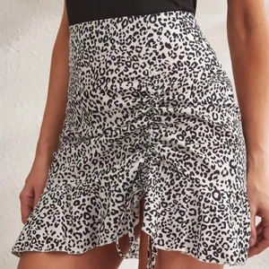 Leopard kjol  - Säljer min kjol pga kommer ej till användning. Aldrig använd , bra skick! Köparen står för frakten. Storlek M men passar även i S.