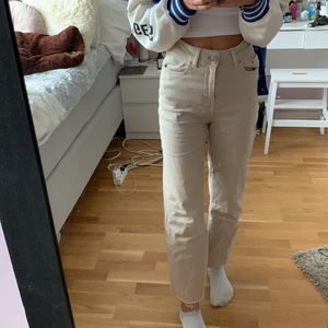 Beiga jeans från Lager 157 - Skit snygga jeans från Lager 157 i storlek xs. Byxorna är super skön och använda cirka 1 gång på grund av att dom har varit liteee förstora i midjan när jag köpte dom i vintras. Men nu när jag testa dom satt dom bra men har inget behov av dom längre. Jag är 164 och dom satt snyggt o bra nu!🥰 ursprungliga priset var 250 nytt pris 150 kronor 