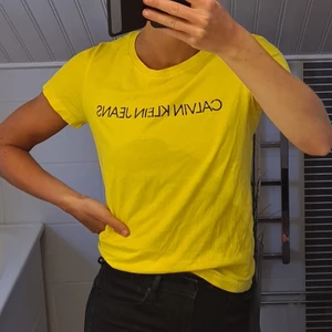 T-shirt från Calvin Klein - Fin gul t-shirt från Calvin Klein i storlek S!