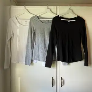 Tre långärmade tröjor från lager 157, i vit grå och svart, alla i storlek S. Paket pris gäller.