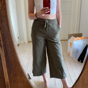 oanvända byxor - Gröna byxor från monki som aldrig är använda! Jättefina nu till sommaren! Storlek XS men mer som S