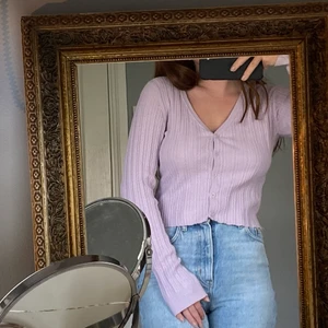 lila gullig kofta - lilla gullig kofta med knappar så den går även o ha som en topp som jag har💕