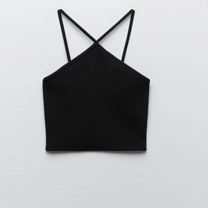 Svart linne zara - Säljer detta supersnygga linne ifrån zara! Korsat. Slutsåld i denna storlek💖💖 