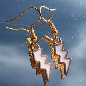 Blixt örhängen  - Blixt örhängen i guld & vit. 15kr + 12kr frakt = 27kr totalt