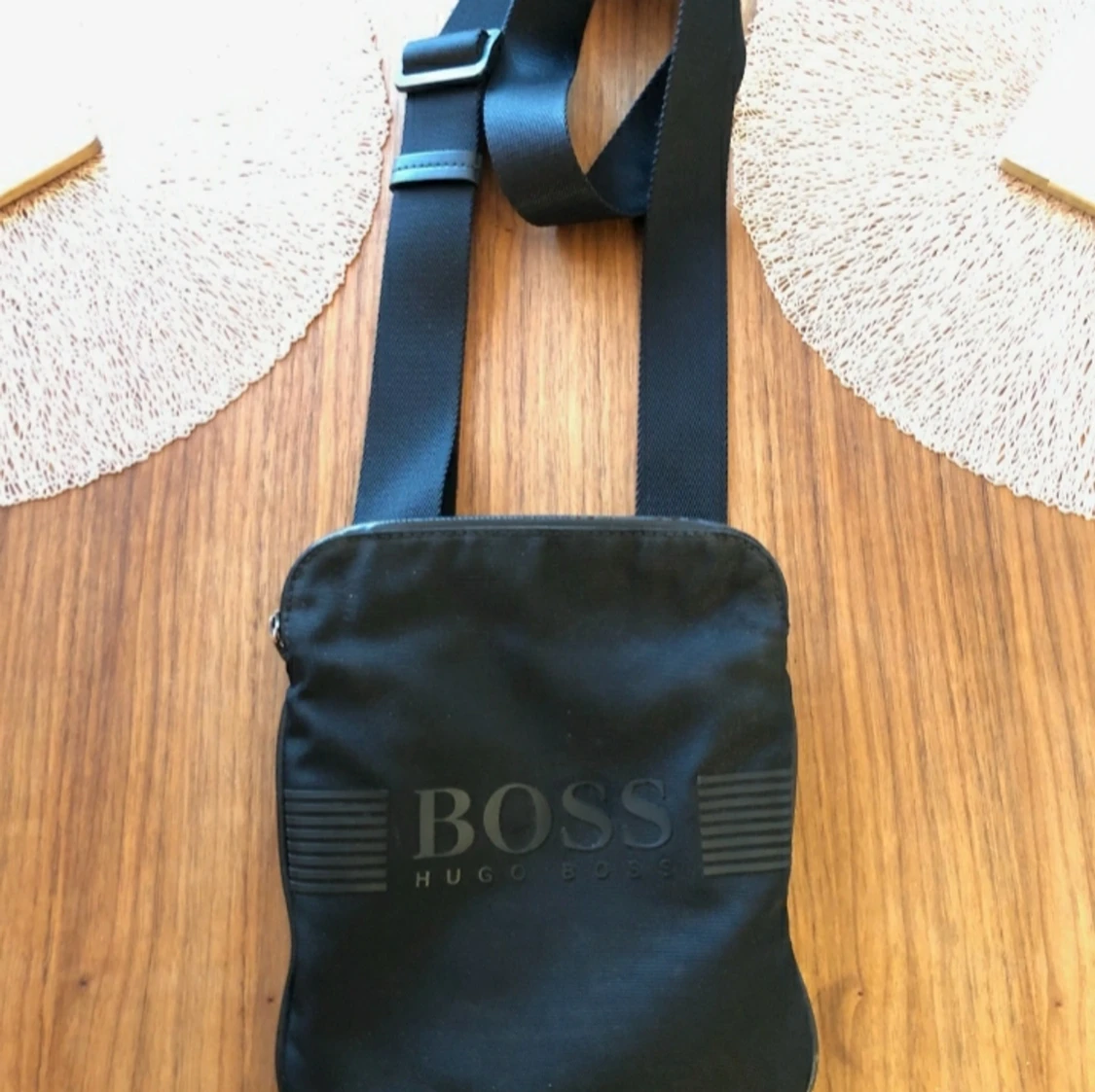 Äkta HUGO BOSS axelväska - 90