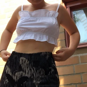 Vitt linne - Vitt linne från hm! Helt oanvänt (förutom när jag tog bilden) och jättefint! Har stretchiga resårband så passar nog alla mellan xs- m. Säljer också kjolen på bilden! 