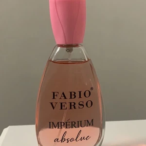 Perfym  - Denna perfym fick jag i födelsedagspresent - har ej kommit till användning då jag har flera andra perfymer. Testad en gång. Mycket bra skick. Den har en väldigt söt doft.