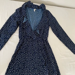 Klänning från Nelly - En somrig och luftig klänning från Nelly i marinblå färg med massa stjärnor på. Den är oerhört skön att ha på sig när det är varmt. Pris: 200kr. Finns i Halmstad och Kalmar annars står köparen för frakt. 