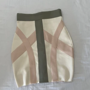 Kjol från Bik Bok - En elegant kjol i stretchmaterial från Bik Bok i storlek XS Pris: 90kr. Finns i Halmstad eller Kalmar annars står köparen för frakt. 