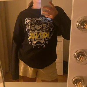 Kenzo tröja - Säljer åt min bror.  En väl bevarad äkta unisex kenzo tröja som kommit till lagom användning. Den är i bra skick o ser ut som ny. I storlek S o passar mig som vanligtvis är XS/S. Vill man att den ska sitt lite tajtare än oversized så passar den M/L också! Säljs då den inte kommit till användning längre och behöver pengarna👍🏼