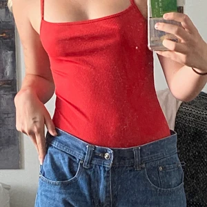 Body - Säljer min röda body som inte kommer till den användningen som den förtjänar, super fin med knappar där nere, enkel att ta på och av. Köpt på Gina för 149!💕