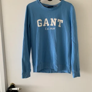 Gant tröja  - Blå gant tröja i storlek S. Använd ett fåtal gånger, och är fortfarande väldigt fin och i bra skick. Köparen står för frakten / kan mötas i Malmö & Vellinge 