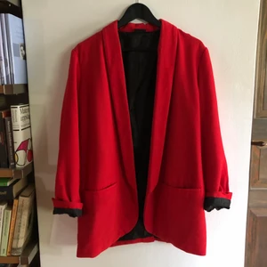 Röd kavaj - Säljer denna skitsnygga översized-kavaj i klarröd färg! Använd ett fåtal gånger på röd inte riktigt är min grej! Men den sitter supersnyggt på!!❤️ stolek M 