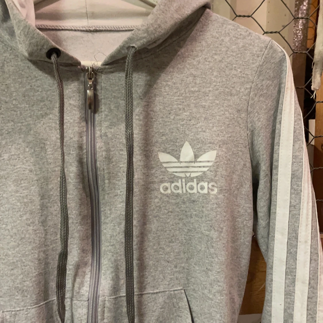 Grå adidas hoodie  - 90
