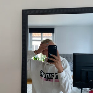 Hoodie med tryck  - En vit hoodie med ett fighter tryck vid bröstet 