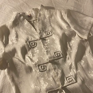 Tröja  - Säljer en jättefin traditionell kinsesisk blus, köpt i kina! Storlek M, men passar oxå på mig som oftast bär S!! <33 har själv aldrig använt den, så den är så gott som ny!! 