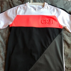 Nike träningströja - Nike trnubgströja cr7 med en rosa fin färg 