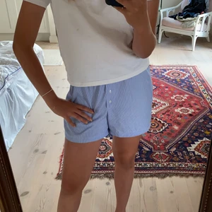 Pyjamas shorts - Jättefina randiga pyjamasshorts, typ helt nya och jättesköna! Köpta för 200kr, säljer för 150kr 💕 frakt på 48kr. Priset kan sänkas