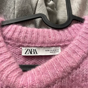 Stickad rosa tröja  - En såå fin rosa stickad tröja från zara. Perfekt på sommaren till en kjol eller nu när hösten är påväg. 💞💘 Tröjan är i helt nyskick då jag bara använt den en gång, så helt som ny!! 🙌🏼🙌🏼 