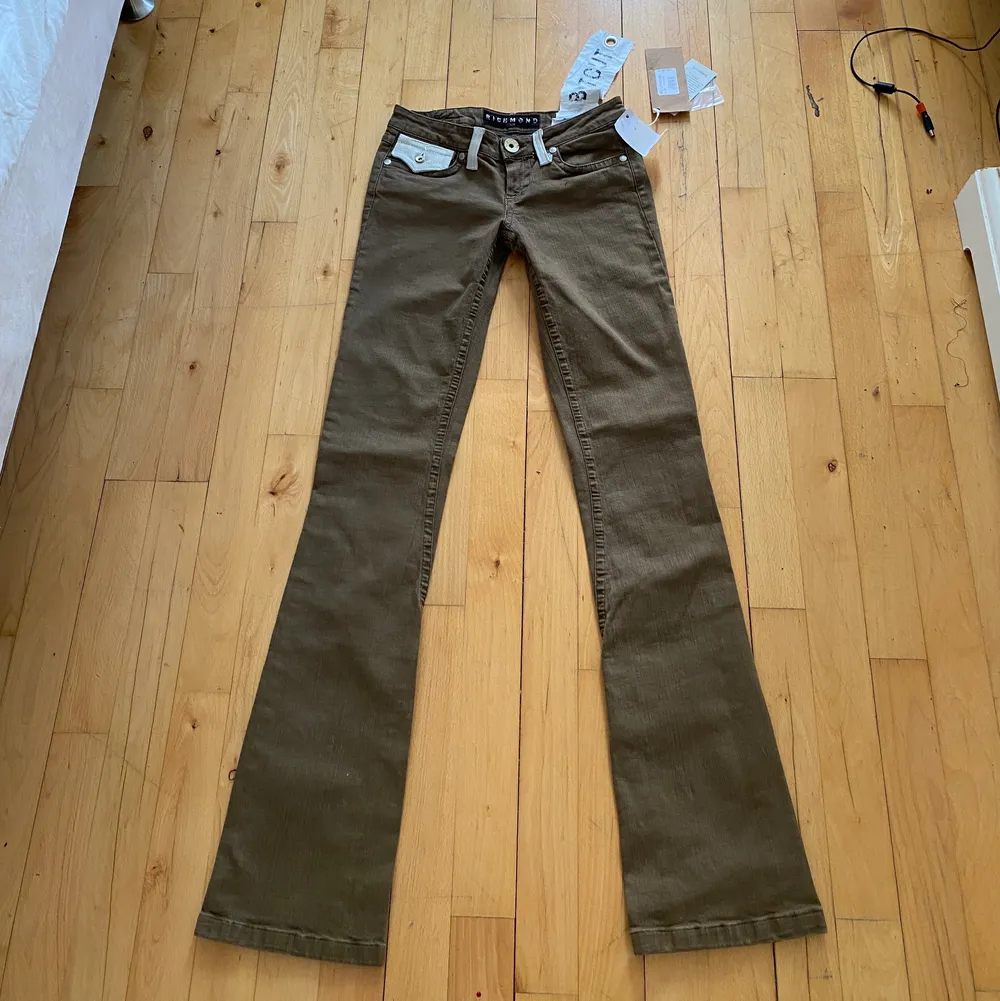 lågmidjade jeans från Richmond Denim, helt nya med tags kvar! nypris på runt 2000kr. midja 71cm & innerben 88cm. Jeans & Byxor.