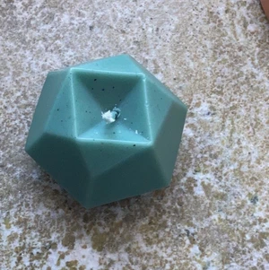 Hemmagjort ljus-grön - Hemmagjort ljus i färgen grön med lite lila fläckar på.