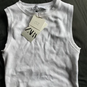 Zara topp - Säljer denna jättefina trendiga toppen från zara pga ingen användning. Köpare står för frakt☺️