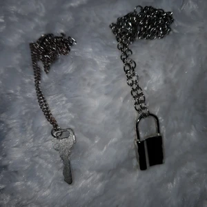 Halsband - Två halsband, säljs ej separata. 