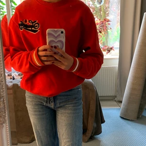 Sweatshirt  - Röd sweatshirt från Superdry. Jag tycker den är riktigt snygg och väldigt skön. Passar super bra till ett par jeans nu till hösten. Nypriset på tröjan är ca 500/600 kr och är endast använd en gång😇😇