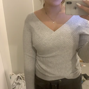 Grå tröja - Säljer den här fina tröjan som jag använt ett par gånger men inte är till användning längre