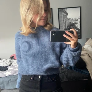 Stickad tröja - Stickad tröja från NAKD i en superfin blå färg. Är i strl XS men sitter som en S. I fint skick trots att den använts några gånger. Köparen står för frakten!😁🤩
